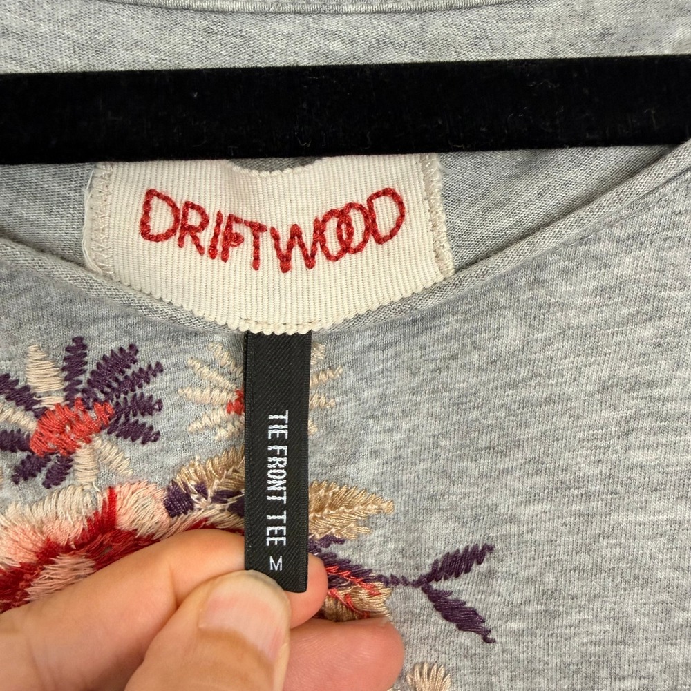 Driftwood Tie Front Tee Women Size M Grey Excellent Floral Embroidered Boho Top - Picture 3 of 9